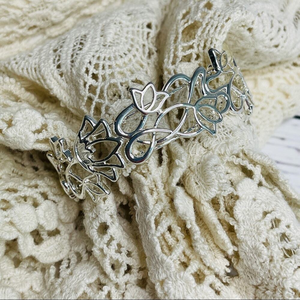 Silver color floral bracelet